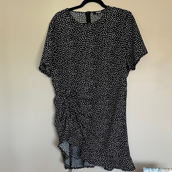Missguided Black and White Asymmetrical Dress - Picture 2 of 7